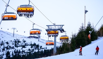 Ako s uterákmi na pláži. V Jasnej si lyžiari „rezervujú“ miesto v rade na lanovku, stredisko reaguje