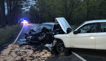 Na juhu Čiech sa čelne zrazili dve vodičky. Jedno dieťa zomrelo, druhé bojuje o život