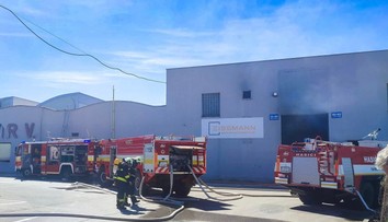 Výrobnú halu na Záhorí zachvátil požiar. Hasiči bojujú s plameňmi