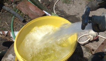 S nebezpečnou vodou sa trápia už roky. Mesačne za pitnú míňajú aj 50 eur