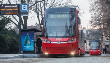 V centra Bratislavy zrazila električka 16-ročného chlapca na korčuliach. Okamžitý prevoz do nemocnice