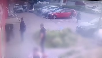 VIDEO: Brutálny útok pred obchodným centrom v Košiciach. Muž bodal do brucha aj chrbta