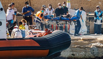 Tragický požiar v Taliansku. Oheň zachvátil čln s migrantmi, zahynuli dve deti