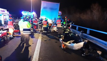 FOTO: Je zázrak, že prežili. Osobné auto vletelo pod kamión a ostalo tam zakliesnené