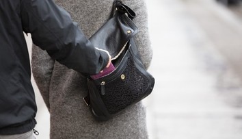 Len niekoľko sekúnd a ste bez peňazí. Vianočné trhy sú rajom pre vreckárov, pozor na tento trik