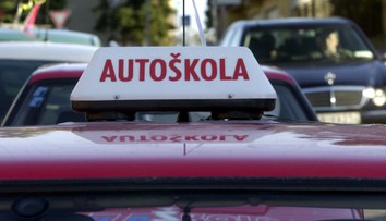 Strhol žiakovi volant a chcel prejsť pár na priechode pre chodcov. Inštruktor autoškoly čelí obžalobe