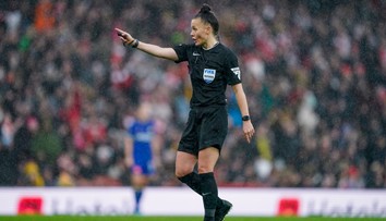 Ako prvá v histórii. Zápas Premier League povedie rozhodkyňa