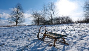 Zimná zábava sa zmenila na tragédiu. Muž (26) počas sánkovania náhle skolaboval