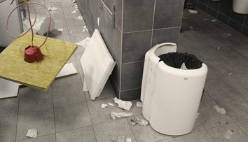 FOTO: Šokujúce zábery z prestížneho derby. Ultras Prešova demolovali priestory košického štadióna