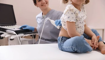 Keď dieťa bolí bruško, problém môže byť v obličkách. Lekár upozorňuje na dôležitý varovný signál