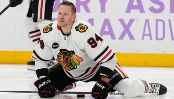 Chicago s ním rozviazalo zmluvu predčasne, skúsený Kanaďan sa vracia do NHL