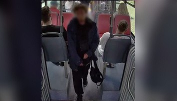 FOTO: Agresívny útok v autobuse. Bezdôvodne udrel ženu päsťou do tváre a odišiel. Takto vyzerá