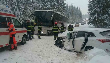 V Oravskej Polhore sa čelne zrazil autobus plný detí s autom