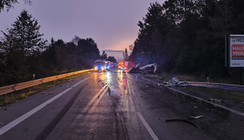 Mrazivé zábery z hromadnej nehody na Kysuciach. Po zrážke zostala na ceste spúšť