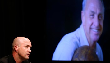 Na Camp Nou prišla aj rodina zosnulého Johana Cruyffa