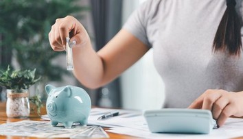 Prvá brigáda aj výplata. Finančný expert radí, ako neurobiť najväčšiu chybu