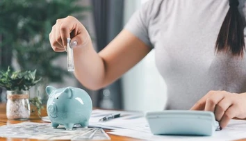 Prvá brigáda aj výplata. Finančný expert radí, ako neurobiť najväčšiu chybu
