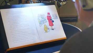 Pokračovanie ságy o Mackovi Pu. K známym postavám pribudla Alžbeta II. aj princ George