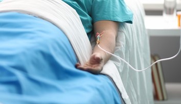 Mäsožravá baktéria napadla muža, rozpadávala sa mu tvár. Infekciu spôsobilo banálne zranenie