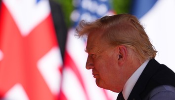 Trump: Lode začínajú prechádzať Hormuzským prielivom