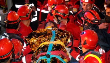 Po silnom zemetrasení v Turecku hlásia vyše 80 obetí. Z trosiek domu vytiahli dve deti