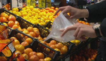 Mikroténové vrecká v našich obchodoch končia. V hre sú dve alternatívy, ani jedna nebude zadarmo