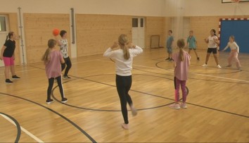 Doteraz si žinenky rozkladali na chodbe. Deti v škole vo Svätom Antone sa dočkali novej telocvične