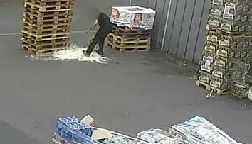 VIDEO: Zlodej piva zažil jednu katastrofu za druhou. Mimoriadne nepodarenú krádež zachytila kamera