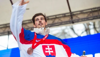 Život v Rusku bol dobrý, no postupom času sa zhoršuje. Pre hrdinu z olympiády existovala iba jedna možnosť