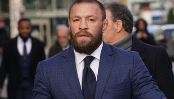 VIDEO: Pomýlil si trávnik s ringom? Conor McGregor sa „preslávil“ nekompromisnými zákrokmi