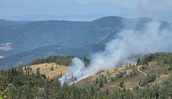 FOT+VIDEO: Kojšovu hoľu zachvátili plamene. Hasiči už druhý deň bojujú aj s požiarom v Súľovských skalách
