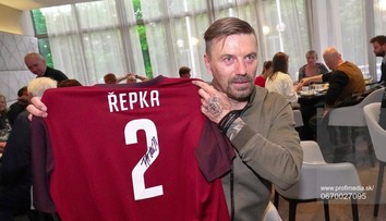 Česká legenda Tomáš Řepka stále aktívne hrá. Dokončuje si trénerskú licenciu a užíva si iné športy