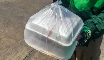 „Každý deň si niečo zoberiem.“ Kuriér na internete priznal, že odjedá z objednávok