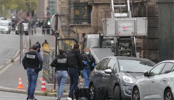 Zatkli ďalších piatich podozrivých z krádeže šperkov v Louvri