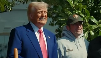 Trump zasadil v záhradách Bieleho domu nový strom, nazval ho podľa skratky svojho sloganu