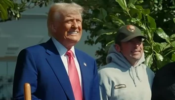 Trump zasadil v záhradách Bieleho domu nový strom, nazval ho podľa skratky svojho sloganu
