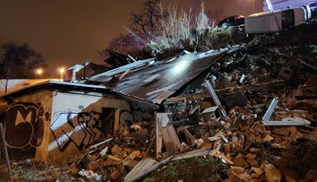 V Prahe sa odtrhol svah, zrútil sa dom aj autá