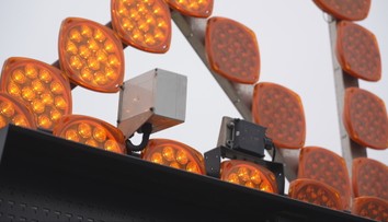 Nový záchranný štít na frekventovanej ceste pri Nitre. Vodičov varuje skôr, než uvidia problém