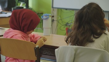 Chcú ich vraj ochrániť. Rakúske dievčatá už do škôl nebudú môcť chodiť v šatkách zahaľujúcich hlavu