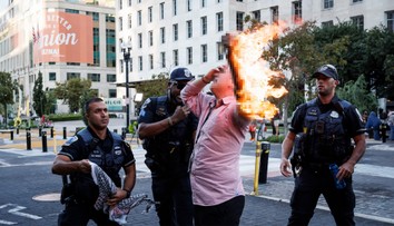 Muž sa snažil upáliť počas zhromaždenia na podporu Palestínčanov