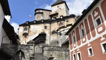 Tragická udalosť na Oravskom hrade. Pri páde z balkóna prišiel o život turista