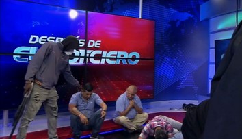 VIDEO: Do živého vysielania ekvádorskej televízie vtrhli ozbrojení muži