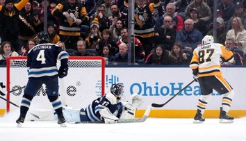 VIDEO: Chicagu hetrikom zariadil triumf Bertuzzi. Nestarnúci Crosby dokonal krásnym gólom obrat Pittsburghu