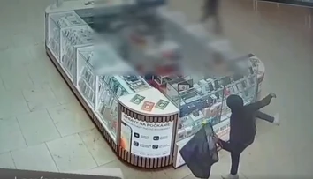 Nehorázna drzosť. Maskovaný muž rozkopal v nákupnom centre vitríny s mobilmi, po útoku pokojne zmizol