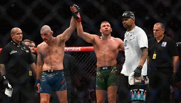 Titulové bitky na UFC 312 boli jednoznačné. Du Plessis zlomil súperovi nos, Zhangová potvrdila dominanciu