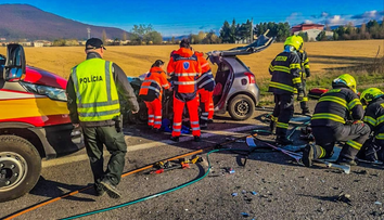 Vážna nehoda pri Rožňave. Osobné auto sa zrazilo s kamiónom, ženu v kritickom stave bral do nemocnice vrtuľník