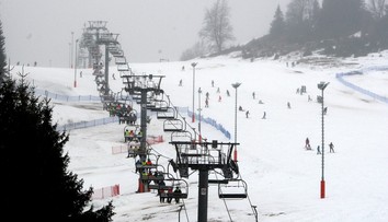 Veľká tragédia v lyžiarskom stredisku. Ruku 5-ročného chlapca zachytil stroj, nemal šancu prežiť