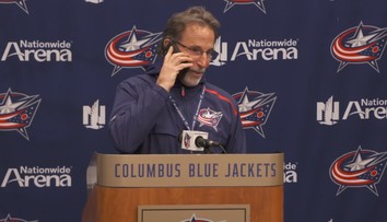 Kouč Columbusu baví svojou tlačovkou NHL. Zodvihol novinárov mobil a hovoril s jeho mamou