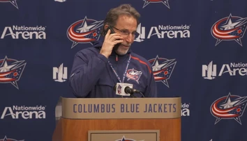 Kouč Columbusu baví svojou tlačovkou NHL. Zodvihol novinárov mobil a hovoril s jeho mamou