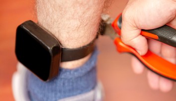 Odsúdený Slovák žaluje britské ministerstvo vnútra. Monitorovací náramok má škodiť jeho duševnej pohode